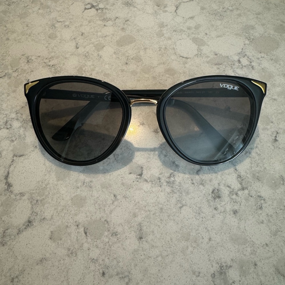 Vogue Sunglasses (black)